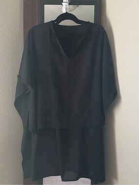 Women's Black V-Neck Lightweight high low top. Size medium